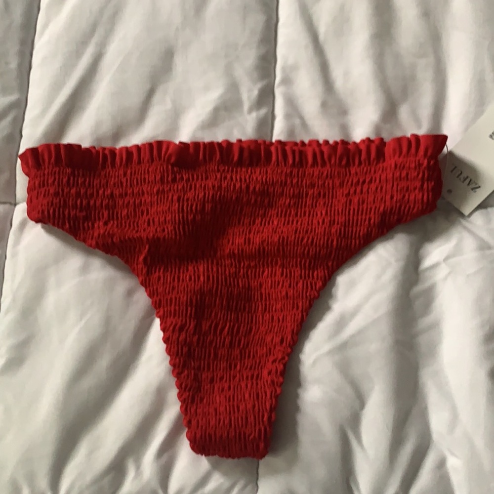 Red bikini - Picture 4 of 4